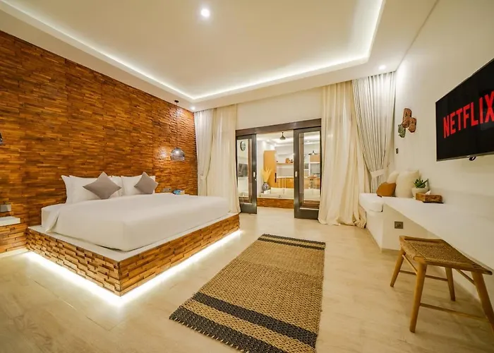 3br W- Pool & Sun Loungers فيلة *