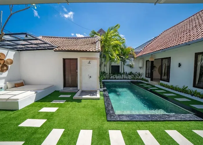 3br W- Pool & Sun Loungers فيلة