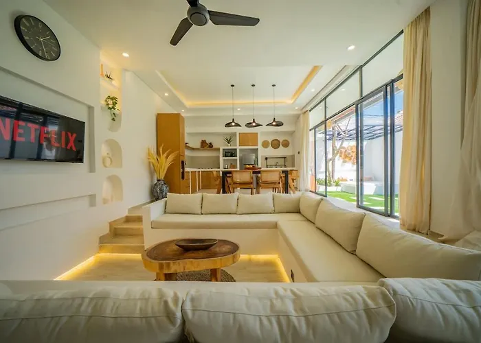 3br W- Pool & Sun Loungers فيلة *