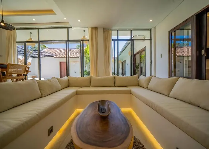 3br W- Pool & Sun Loungers فيلة *