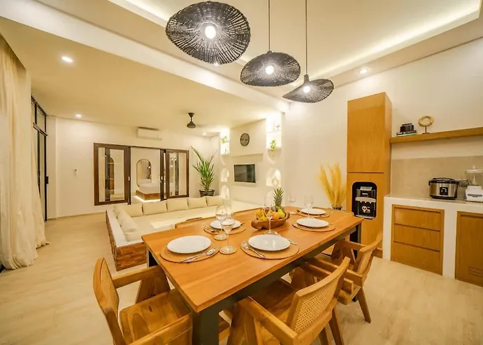 3br W- Pool & Sun Loungers فيلة