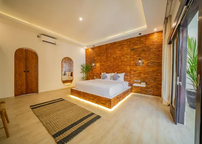 3br W- Pool & Sun Loungers فيلة